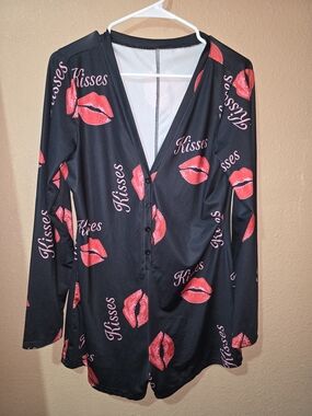 Black Long-Sleeve V-Neck Pajama Top with Red Kisses Print